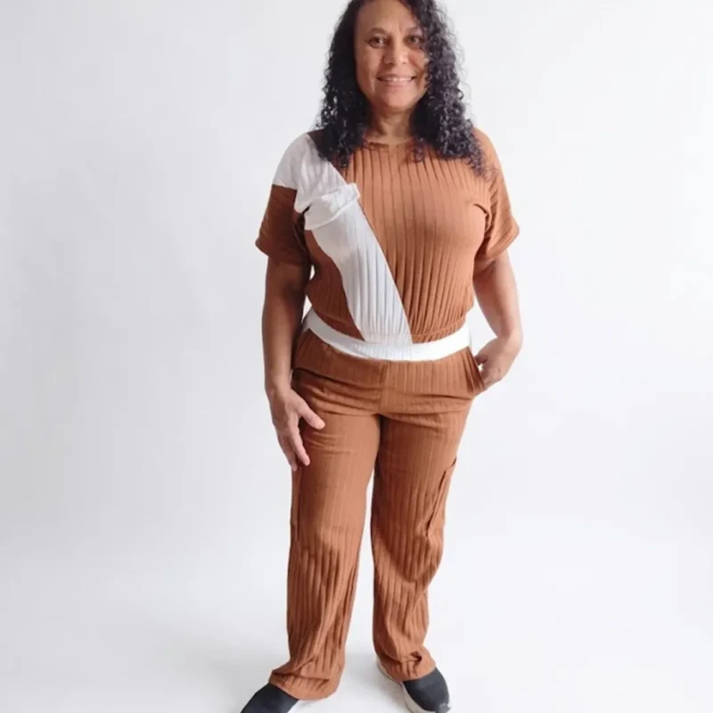 CONJUNTO DEPORTIVO "TWO-TONE" EN CAFÉ Y BLANCO